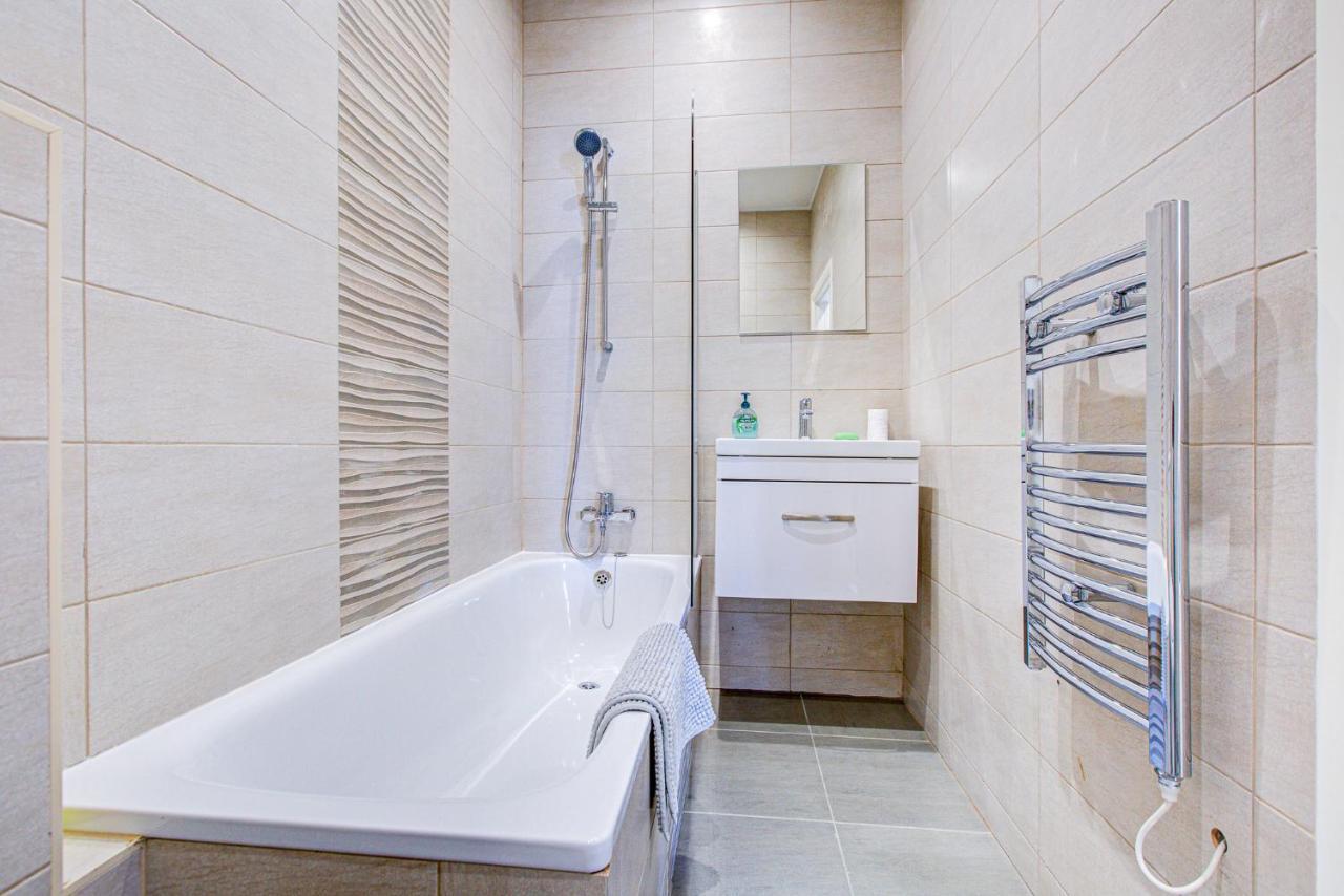 Spacious And Modern 1 Bed 1 Bath Apartment In The Heart Of Истбурн Экстерьер фото
