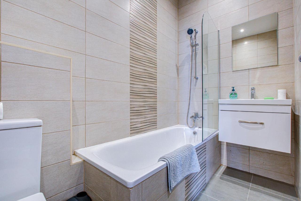 Spacious And Modern 1 Bed 1 Bath Apartment In The Heart Of Истбурн Экстерьер фото