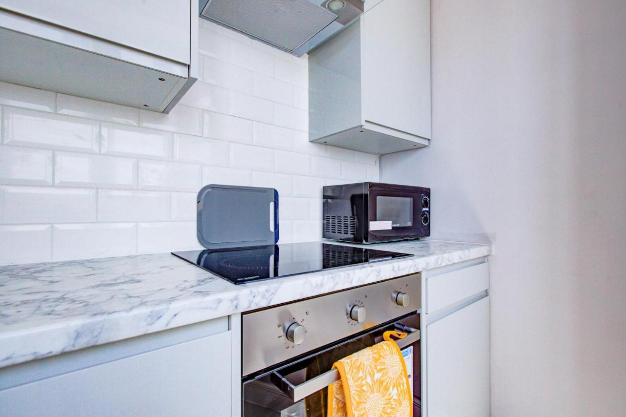 Spacious And Modern 1 Bed 1 Bath Apartment In The Heart Of Истбурн Экстерьер фото
